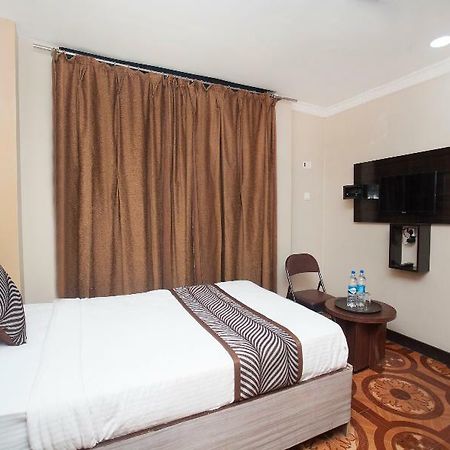 Oyo 343 Pop Life Hotel Banke Exterior photo